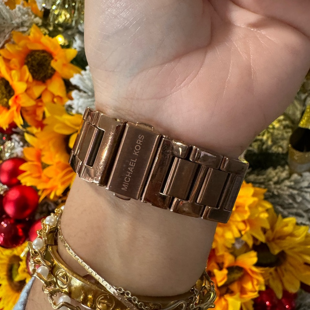 ONE DAY SALE💫

SALE🌸MICHAEL KORS chronograph rose gold watch ✨ - Picture 5 of 11